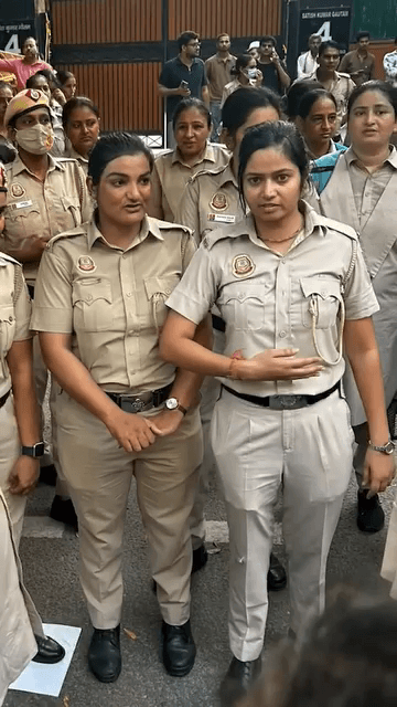 यमुना विहार: पुलिस ने वीडियो जारी कर महिला स्टाफ के साथ हुई बदसलूकी का खुलासा किया