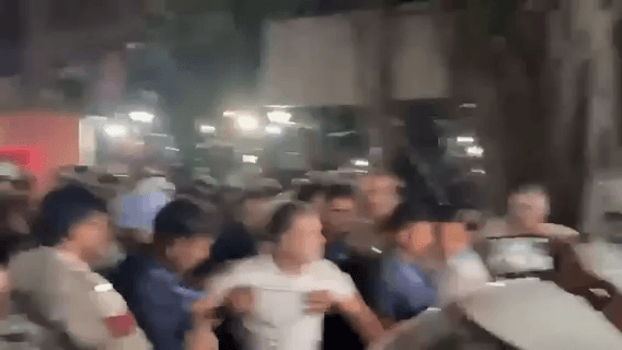 ब्रेकिंग
राहुल गांधी को हिरासत में लिया गया
आज सुबह ज्ञानेश कुमार के ख़िलाफ़ किया था मार्च 🚨
#delhi #rahulgandhi #arrest #protest #viralvideos