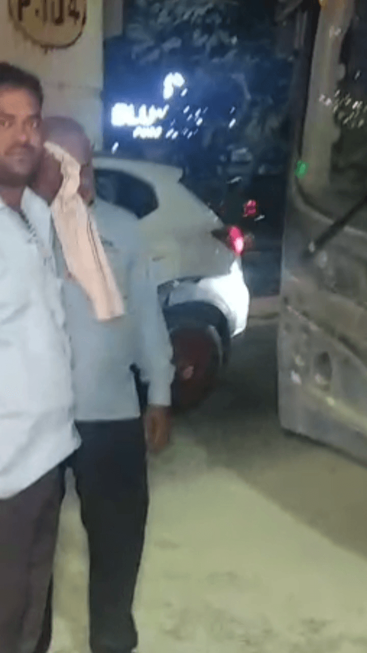 प्रीत विहार में DTC बस में आग लगने से पहले यात्रियों को उतारा, बड़ा हादसा टला