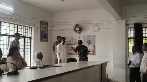 फूलपुुर: फूलपुर तहसील में अधिवक्ताओं ने कोर्ट की कार्यवाही को रोका