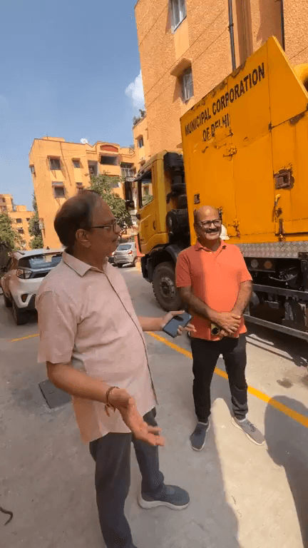 यमुना विहार: मयूर विहार फेज 1 में सीवर सफाई का काम शुरू, पार्षद रेनू ने किया निरीक्षण