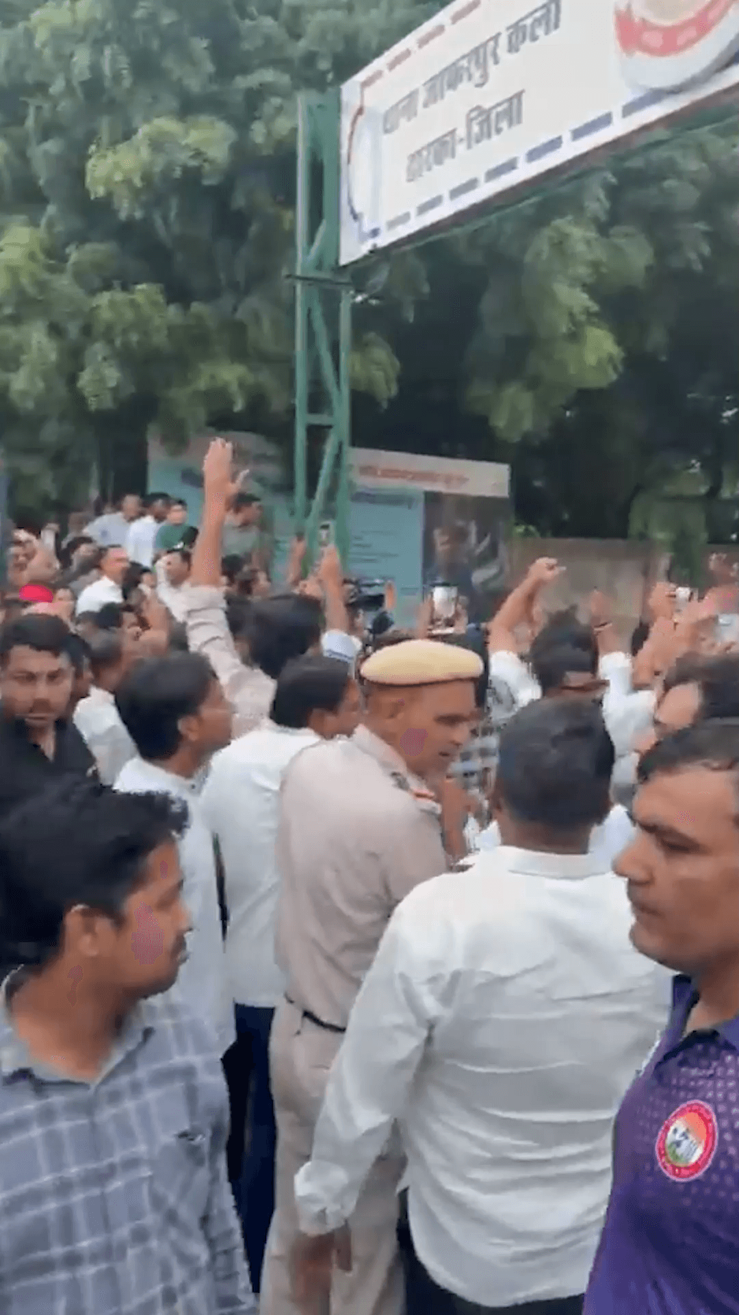 जाफरपुर कला थाना में हिरासत में लिए गए पूर्व मुख्यमंत्री अरविंद केजरीवाल और अन्य नेता