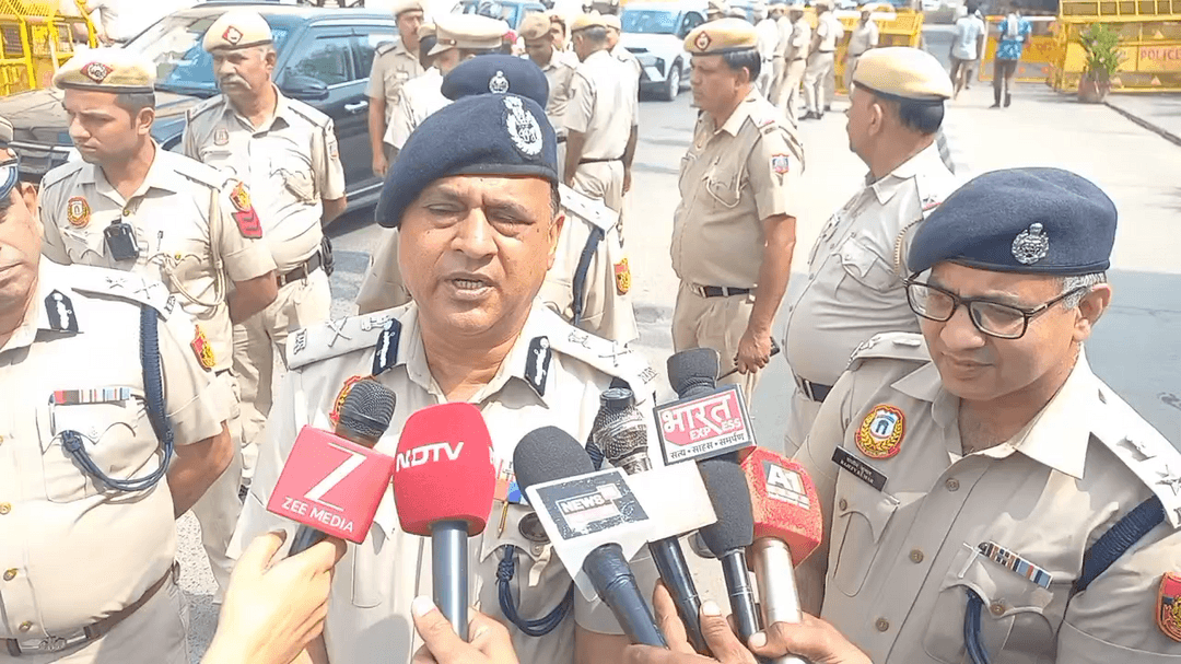 यमुना विहार: गाजीपुर बॉर्डर की सुरक्षा व्यवस्था का स्पेशल सीपी देवेश चंद्र श्रीवास्तव ने जायजा लिया