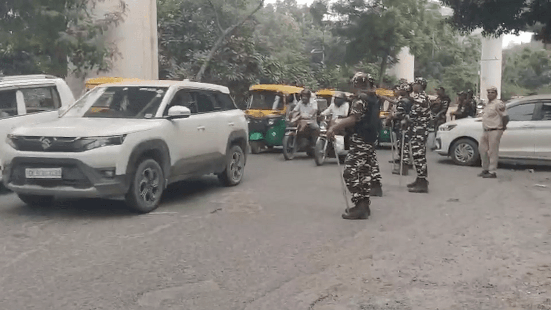 नजफगढ़ से पंचकुइयां रोड जाने वाला रास्ता पुलिस ने बंद किया, गाड़ी वालों को वापस लौटाया