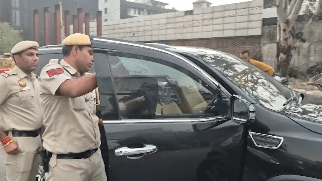 मोती नगर पुलिस ने शादीपुर फ्लाई ओवर से पहले ज़िला बॉर्डर पर बैरिकेड लगाकर की जांच