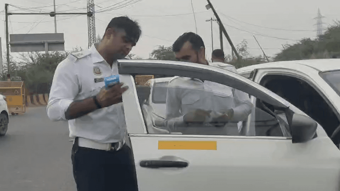जंतर मंतर पर विरोध प्रदर्शन के कारण यातायात पुलिस सतर्क, काली फिल्म लगी गाड़ियों के शीशे उतारे