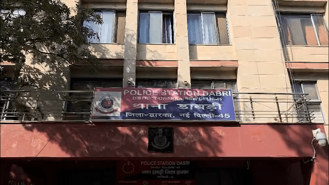 डाबड़ी इलाके में बाइक चोरी करते दो आरोपी 10 किलोमीटर में लगे सीसीटीवी की जांच से दबोचे गए