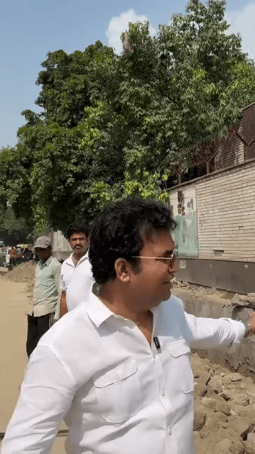 पश्चिमी विनोद नगर के मंगलम चौराहे के पास नल का निर्माण कार्य शुरू, विधायक ने किया निरीक्षण