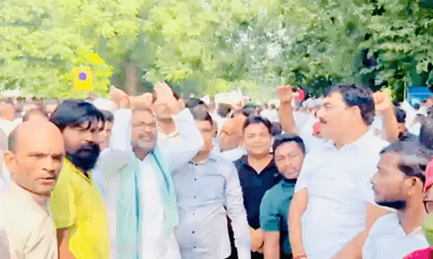 📢 चलो जवानों, हल्ला बोल! 📢
✊ ज्ञानेश कुमार इस्तीफ़ा दो, इस्तीफ़ा दो!
📣
#ज्ञानेश_कुमार_इस्तीफा_दो #चलो_जवानों_हल्ला_बोल #लोकतंत्र_की_आवाज़ #निष्पक्ष_चुनाव #जनता_की_आवाज़ #अमेठी