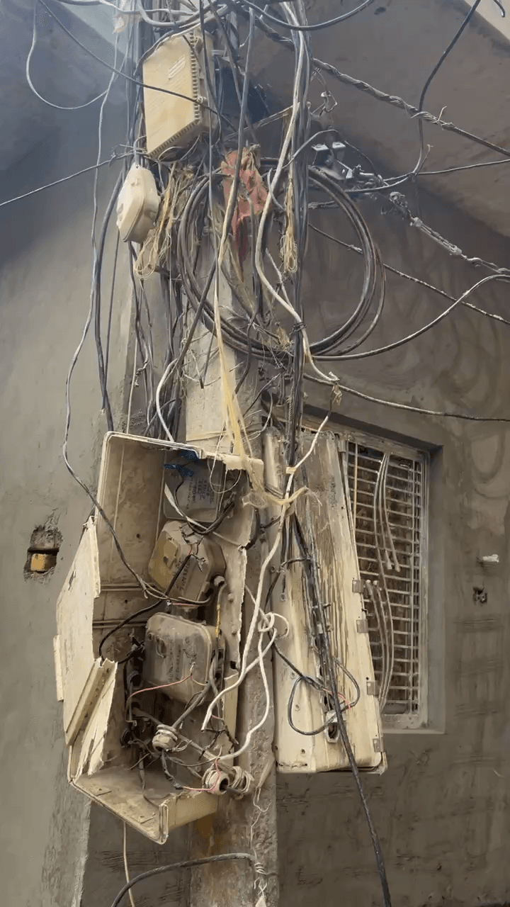 sadak s 3 feet upper logo ko current lg skta h or sparking ho rhi b barish hone s
#vidhut vibhag