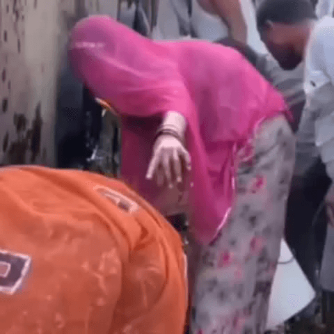 थानागाजी: मालूताना के पास डेहरा मोड़ पर सरसों के तेल से भरा टैंकर पलटने से ग्रामीण इकट्ठा हुए, सरसों के तेल को बर्तनों में भरा
