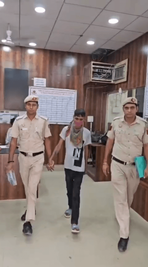 मंडावली थाना पुलिस ने एक मोबाइल चोर को गिरफ्तार किया
