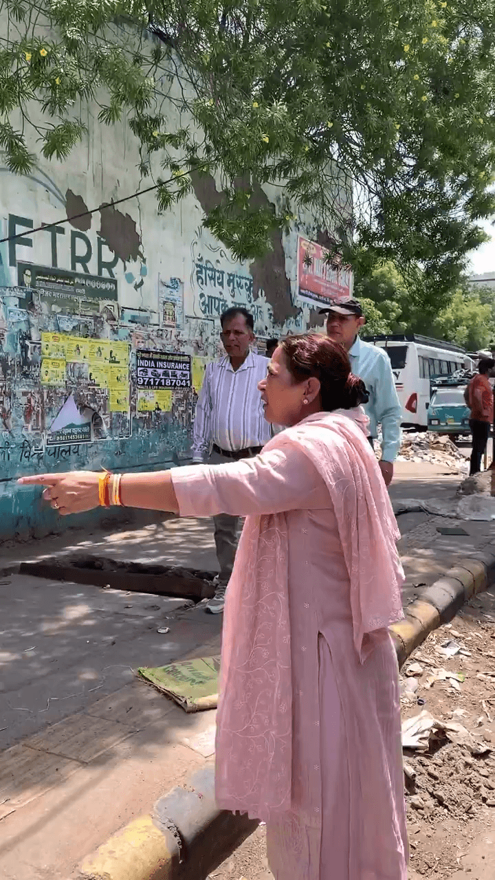 यमुना विहार: सीलमपुर इलाके की सड़कों पर कूड़ा देख भड़की एमडी चेयरपर्सन सत्य शर्मा ने अधिकारियों को लगाई फटकार