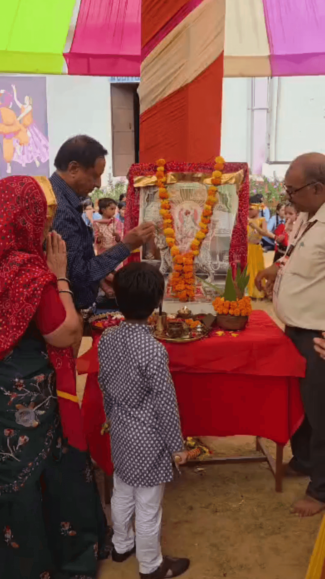 न्यू राजस्थान पब्लिक स्कूल, बिसाऊ में डांडिया नृत्य कार्यक्रम का आयोजन
बिसाऊ। न्यू राजस्थान पब्लिक स्कूल, बिसाऊ में नवरात्रि के पावन अवसर पर डांडिया नृत्य कार्यक्रम का हर्षोल्लास के साथ आयोजन किया गया। कार्यक्रम का शुभारंभ माँ दुर्गा की पूजा-अर्चना एवं दीप प्रज्वलन के साथ हुआ। इस दौरान माँ दुर्गा से सभी के सुख, समृद्धि एवं उज्ज्वल भविष्य की कामना की गई। विद्यालय परिसर भक्तिमय वातावरण और उत्साह से सराबोर हो गया। कार्यक्रम में विद्यार्थियों ने पारंपरिक एवं आकर्षक परिधानों में सजकर गरबा और डांडिया नृत्य की मनमोहक प्रस्तुतियाँ दीं।