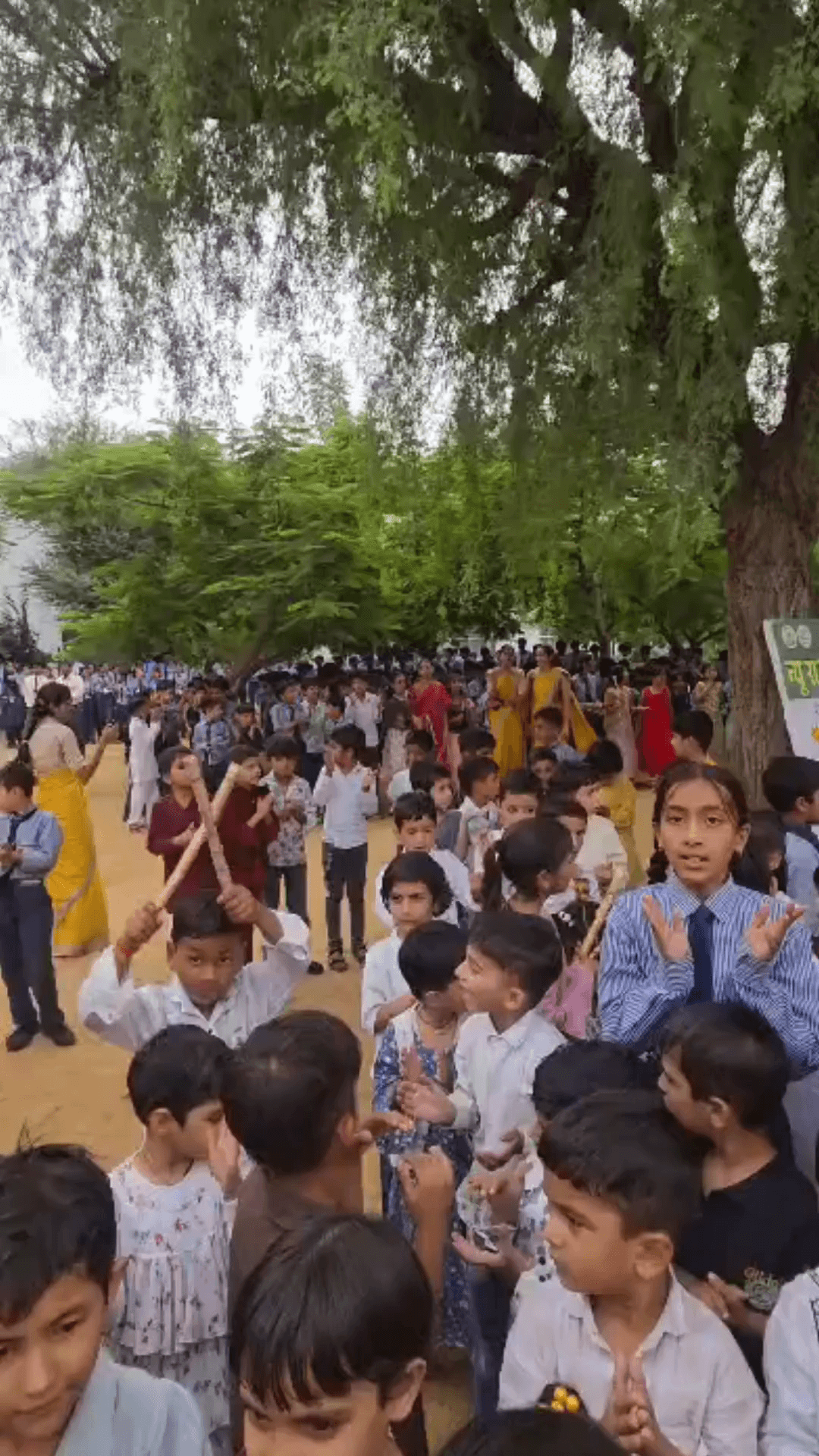 न्यू राजस्थान पब्लिक स्कूल, बिसाऊ में डांडिया नृत्य कार्यक्रम का आयोजन
बिसाऊ। न्यू राजस्थान पब्लिक स्कूल, बिसाऊ में नवरात्रि के पावन अवसर पर डांडिया नृत्य कार्यक्रम का हर्षोल्लास के साथ आयोजन किया गया। कार्यक्रम का शुभारंभ माँ दुर्गा की पूजा-अर्चना एवं दीप प्रज्वलन के साथ हुआ। इस दौरान माँ दुर्गा से सभी के सुख, समृद्धि एवं उज्ज्वल भविष्य की कामना की गई। विद्यालय परिसर भक्तिमय वातावरण और उत्साह से सराबोर हो गया। कार्यक्रम में विद्यार्थियों ने पारंपरिक एवं आकर्षक परिधानों में सजकर गरबा और डांडिया नृत्य की मनमोहक प्रस्तुतियाँ दीं।