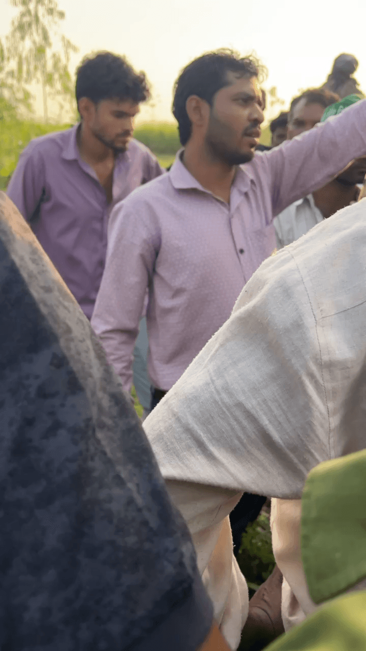 इन वकील सहाब का नाम जसवंत सिंह तहसील गढ़मुक्तेश्वर में बैठते हैं वकील साहब की दबंग गिरी देखिए ज़मीन पर क़ब्ज़ा करते हुए और किसानों से अभद्र भाषा का उपयोग करते हुए