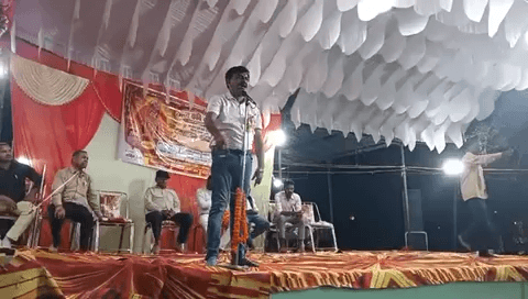 ब्लॉक बिछिया उन्नाव स्थित बहार देबी मंदिर के परिसर में आयोजित धनुष भंग कार्यक्रम में उपस्थित जन मानस को समाज में फैली सामाजिक कुरीति दहेज प्रथा के बारे मे जागरूक करते हुए