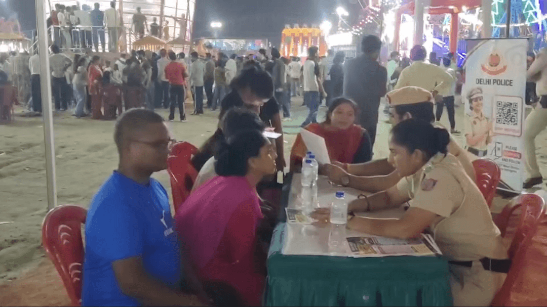 राजौरी गार्डन रामलीला में हेल्प डेस्क की मदद से हजारों लोगों को जागरुक कर रही पश्चिमी जिला पुलिस