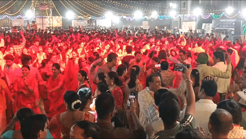 बड़वाह: बड़वाह के श्री कवर कालोनी नवदुर्गा उत्सव के लाइव काफिला बैंड की प्रस्तुति पर हजारों गरबा प्रेमीयो की देर रात तक धूम