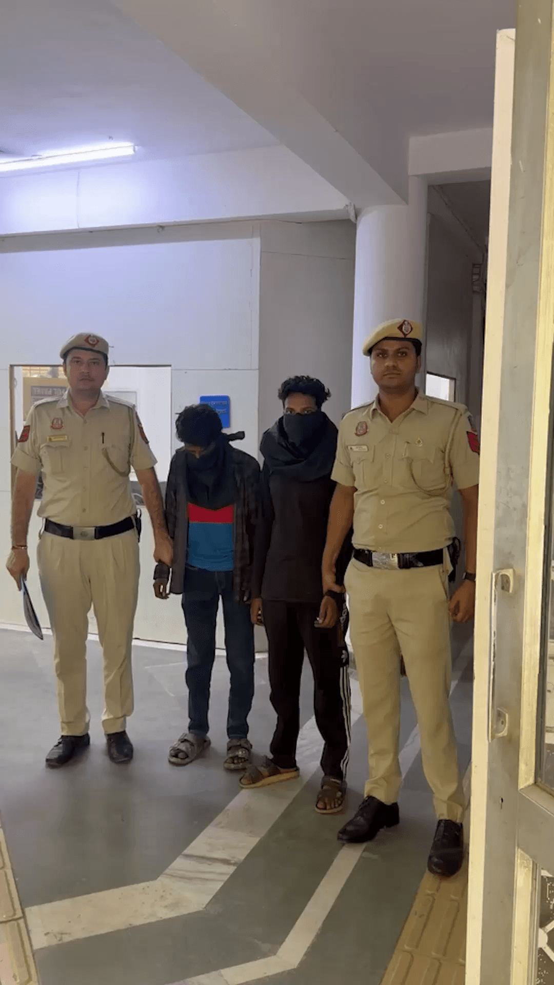 नजफगढ़: मादीपुर पुलिस चौकी की टीम ने झपटमारी के आरोप में दो युवकों को गिरफ्तार किया