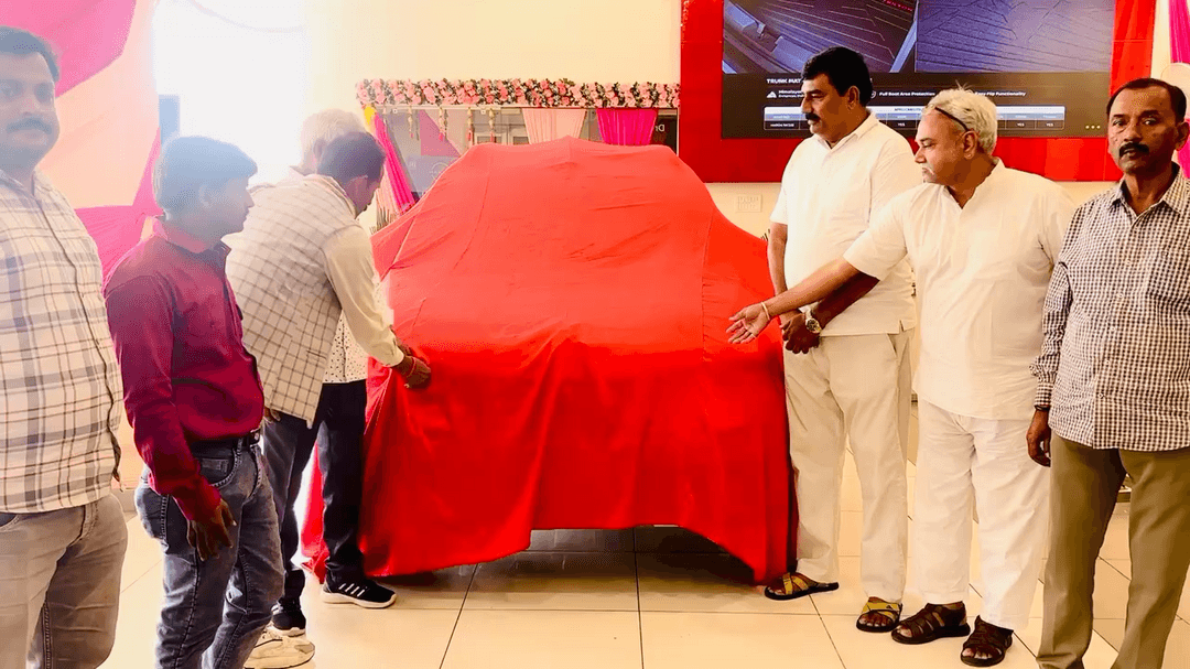 हमारे प्यारे बड़े भाई श्री अमर बहादुर सिंह जी को नई निशान (Nissan) गाड़ी खरीदने पर हार्दिक बधाई एवं शुभकामनाएँ। 💐🚘