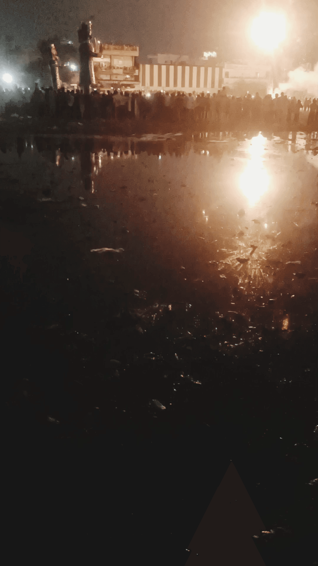 चरखी दादरी दल दल में जला रावण का पुतला👈अर्थ हमारे व्यर्थ हो रहे हैं, पापी पुतले अकड़ खड़े हैं।
कागज के मत रावण फूंको,