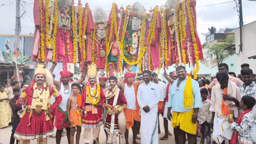 ಮಳವಳ್ಳಿ: ತಾಲ್ಲೂಕಿನ ಪೂರಿಗಾಲಿ ಗ್ರಾಮದಲ್ಲಿ ವಿಜಯ ದಶಮಿ ಉತ್ಸವದ ಅಂಗವಾಗಿ ನಡೆದ ಎಣ್ಣೆ ಮಜ್ಜನ ಮೆರವಣಿಗೆ