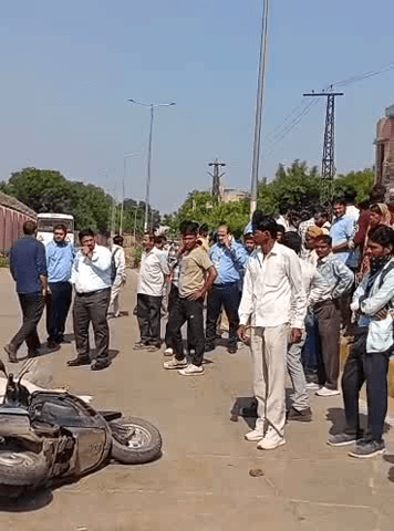 अलवर: अलवर में रोडवेज बस ने महिला शिक्षिका को कुचला, मौके पर ही दर्दनाक मौत, ग्रामीणों ने शव सड़क पर रखकर लगाया जाम