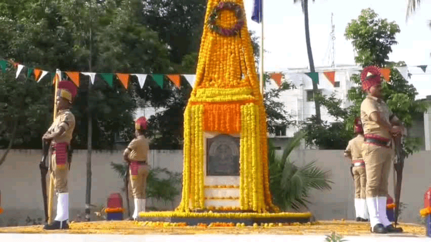 ಮಂಡ್ಯ: ಪೊಲೀಸ್ ಸಂಸ್ಮರಣಾ ದಿನಾಚರಣೆ ಅಂಗವಾಗಿ ನಗರದಲ್ಲಿ ಅಗಲಿದ ಪೊಲೀಸ್ ಅಧಿಕಾರಿಗಳು ಸಿಬ್ಬಂದಿಗೆ ಗೌರವ ನಮನ