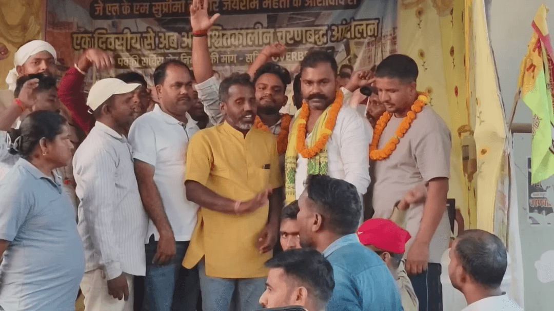 सरिया: सरिया रेलवे ओवर ब्रिज के दोनों ओर सर्विस रोड का निर्माण शुरू, 9 दिन के धरने के बाद धर्मपाल महतो ने समाप्त किया आंदोलन !