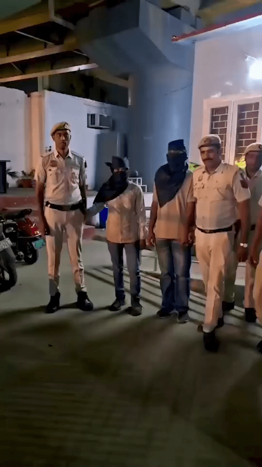 नजफगढ़: वजीराबाद पुलिस ने दिल्ली से ऋषिकेश तक पीछा कर दो चोरों को गिरफ्तार किया, सोने-चांदी के गहने और नकदी बरामद