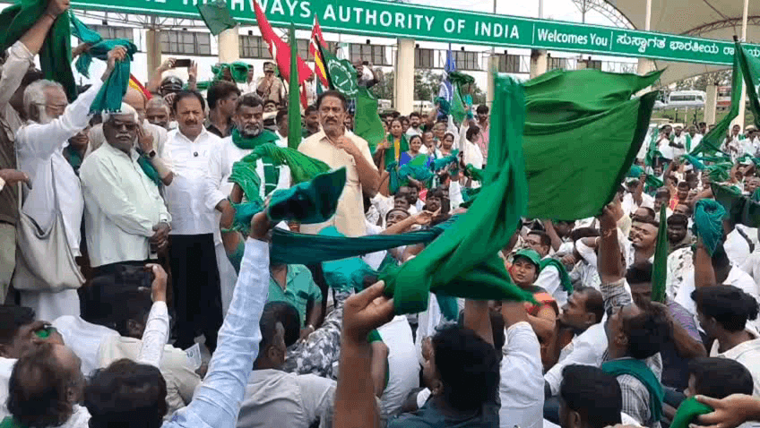 ಮಂಡ್ಯ: ಕಬ್ಬಿಗೆ ಬೆಂಬಲ ಬೆಲೆ ನಿಗಧಿಗೆ ಆಗ್ರಹಿಸಿ ಮಂಡ್ಯ ಬಳಿಯ ಗಣಂಗೂರು ಪ್ಲಾಜಾ ಬಳಿ ಹೆದ್ದಾರಿ ತಡೆದು ರೈತರ ಭಾರಿ ಪ್ರತಿಭಟನೆ