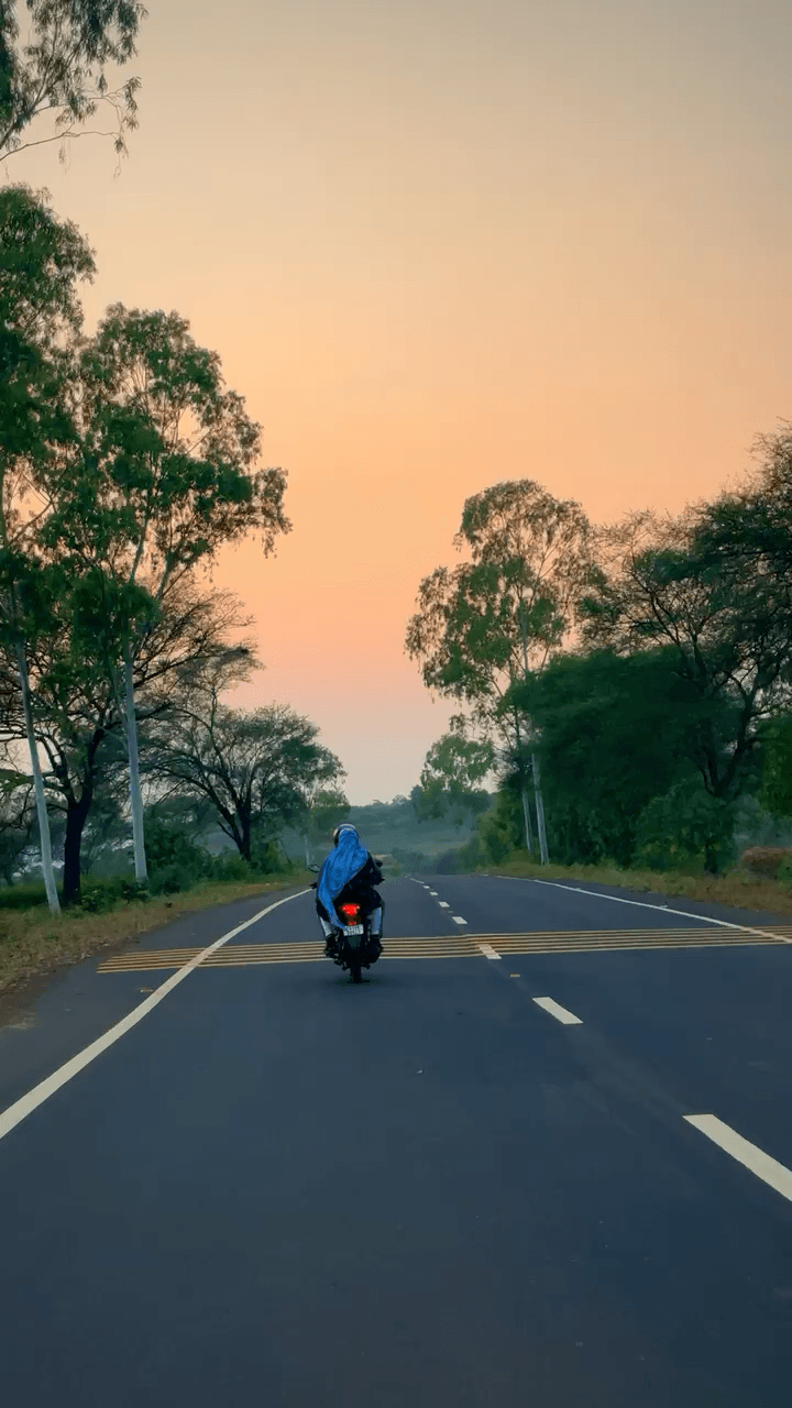 ज़िंदगी को समझने के लिए कभी-कभी दुनिया से दूर, प्रकृति के करीब जाना पड़ता है। 🌿🏞️💦