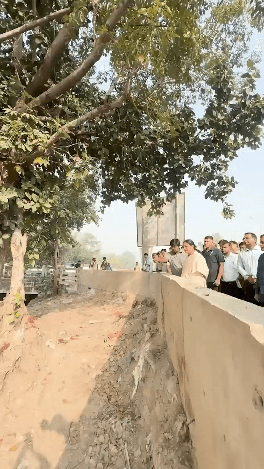 मुख्यमंत्री रेखा गुप्ता ने छठ पूजा की तैयारियों का जायजा लेने प्रेमबाड़ी पुल के छठ घाट का निरीक्षण किया