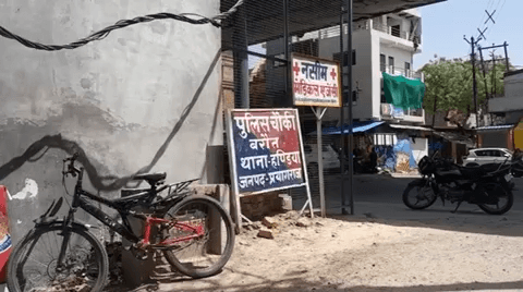 हंडिया: बरौत फ़्लाइओवर पर अनियंत्रित पिकअप डिवाइडर से टकराई, 4 लोग हुए घायल