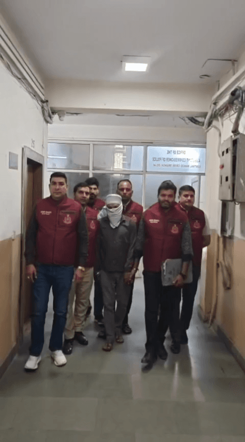 यमुना विहार: क्राइम ब्रांच ने लूट और हत्या के मामले में 15 साल से फरार अपराधी को किया गिरफ्तार