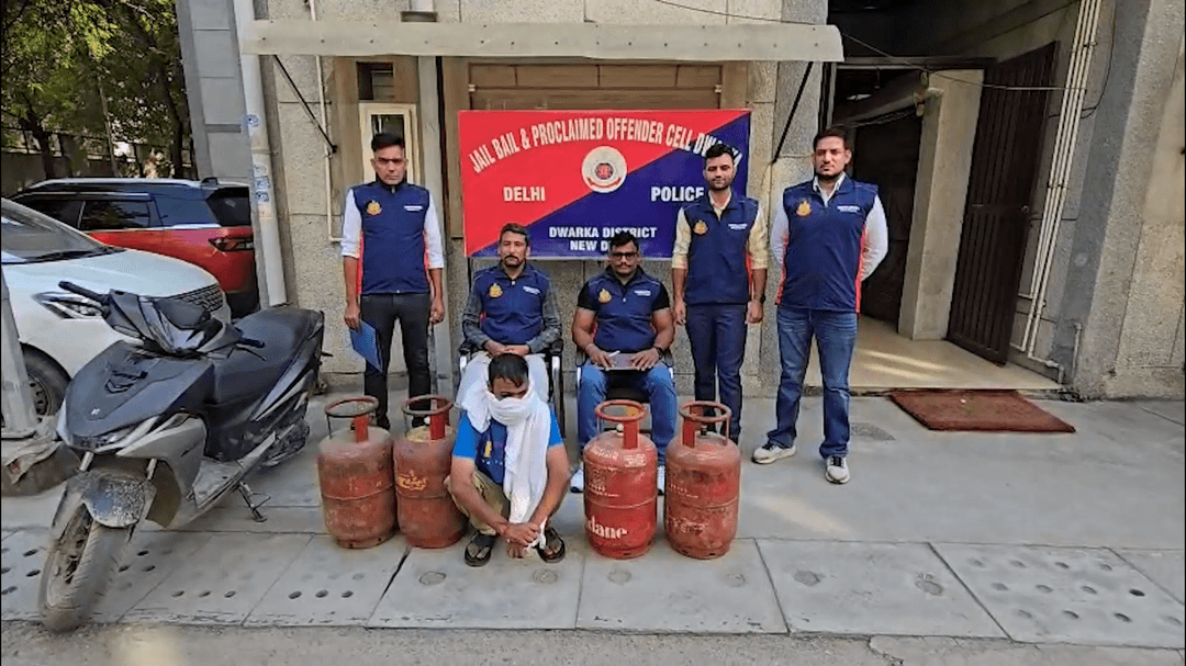 द्वारका इलाके में घरों से गैस सिलेंडर चोरी करने वाले को एंटी जेल बेल और प्रोक्लेमड ऑफेंडर सेल ने पकड़ा