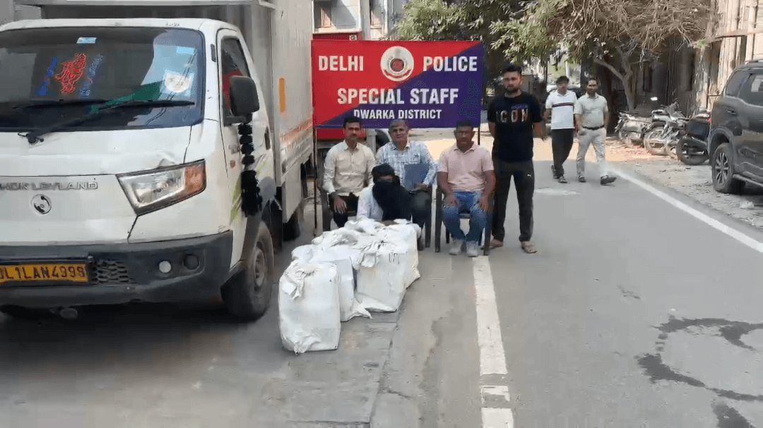 द्वारका जिले में स्पेशल स्टाफ ने हरियाणा से लाई गई 8000 क्वार्टर शराब की खेप टेंपो से जब्त की
