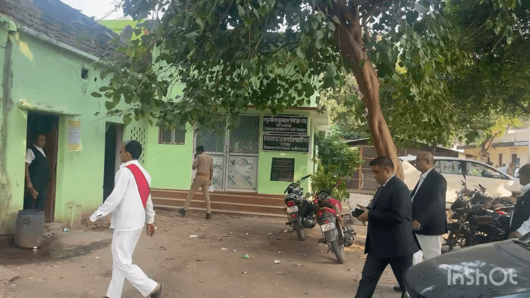 कर्वी: चित्रकूट के नवागंतुक जिला एवं सत्र न्यायाधीश का अधिवक्ता संघ भवन में जोरदार स्वागत, सैकड़ों अधिवक्ता रहे मौजूद