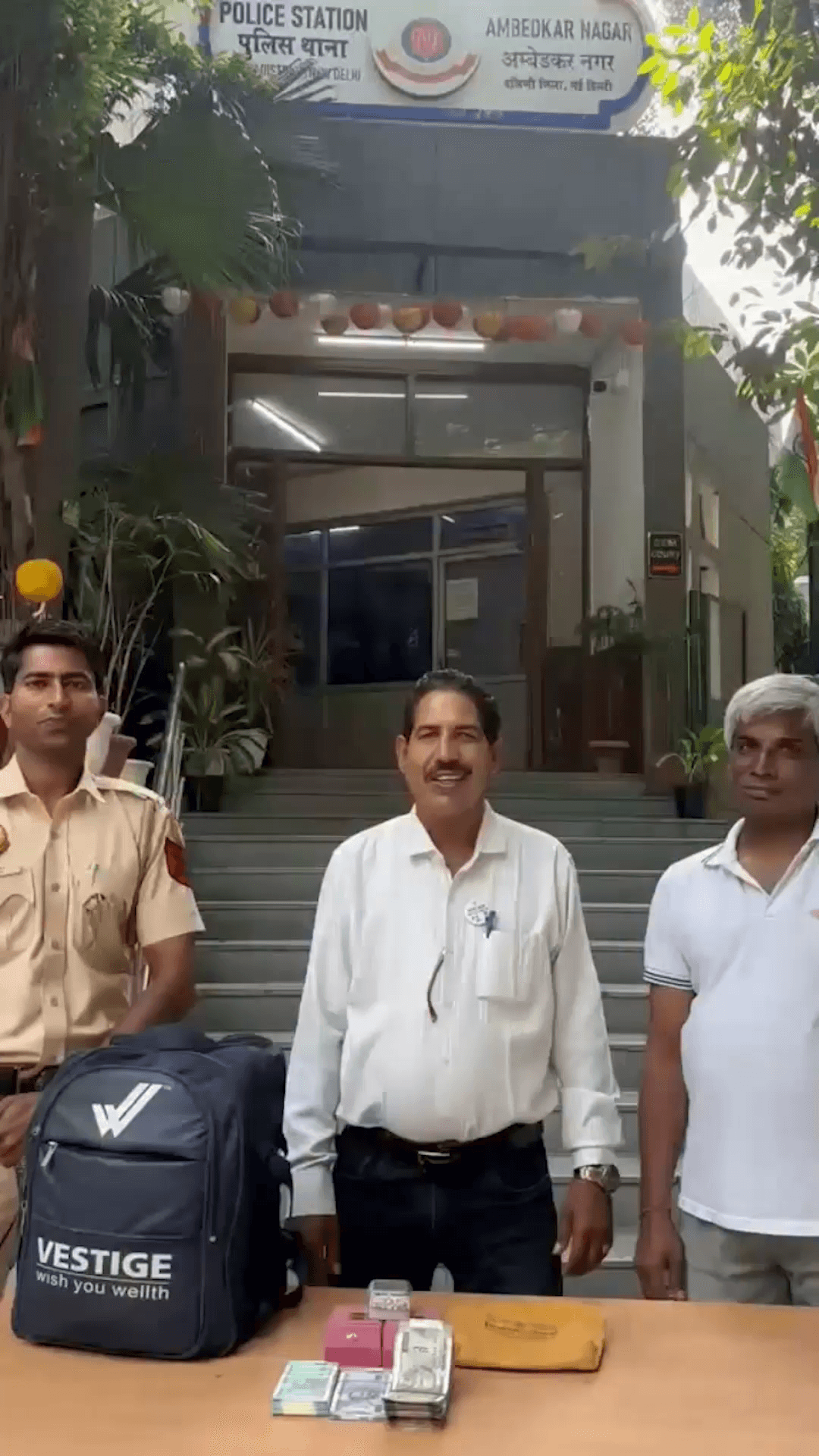 ऑटो में शादी के गहने और 5 लाख रुपये भूल गए रिटायर्ड टीचर, CCTV की मदद से अम्बेडकर नगर पुलिस ने लौटाया कीमती सामान