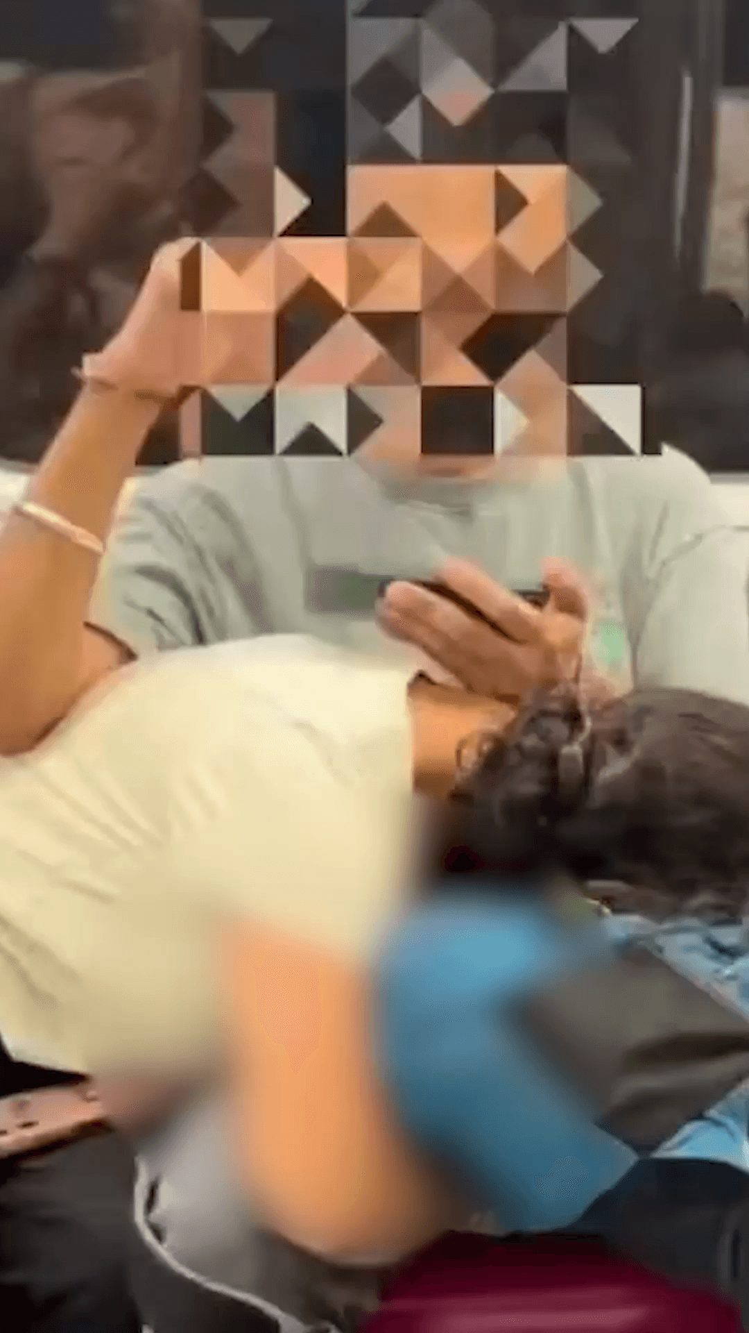 दिल्ली मेट्रो में युवक-युवती का आपत्तिजनक वीडियो वायरल, सार्वजनिक स्थानों पर मर्यादा को लेकर छिड़ी बहस