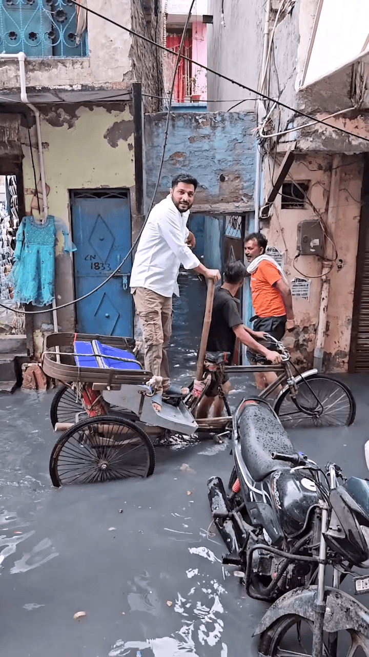 यमुना विहार: कांग्रेस नेता हललन चौधरी ने रिक्शा से गांधीनगर में जल भराव की खोली पोल