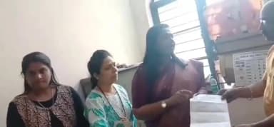 ಮುಂಡಗೋಡ: ರಿಶೇಲ್ ಡಿಸೋಜಾ ಆತ್ಮಹತ್ಯೆ ಪ್ರಕರಣ: ಎಸ್ಐಟಿ ತನಿಖೆಗೆ ಆಗ್ರಹಿಸಿ ಪಟ್ಟಣದಲ್ಲಿ ತಹಸೀಲ್ದಾರರಿಗೆ ಮನವಿ