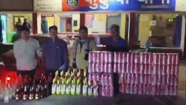 कुटुंबा: कुटुंबा पुलिस को देख शराब लदी कार छोड़कर फरार हुआ धंधेबाज, मंझार गांव के पास से 141 लीटर अंग्रेजी शराब बरामद