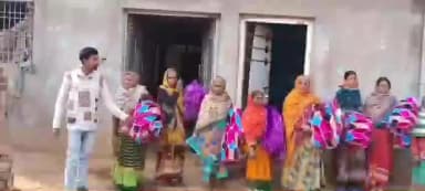 दाड़ी: रोयाग में समाजसेवी गुलचंद महतो ने कंबल वितरण किया