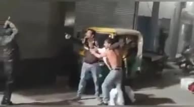 बदायूं: गांधी ग्राउंड मंदिर के सामने बाइक सवार दो भाइयों पर पिता-पुत्र ने कुल्हाड़ी से किया हमला, घायल