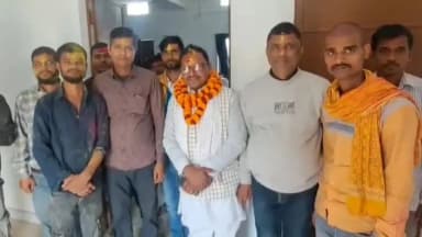 कुमारखंड: परमानंदपुर पंचायत के पैक्स अध्यक्ष प्रत्याशी विद्यानंद साह ने प्रखंड निर्वाचन कार्यालय में नामांकन पत्र दाखिल किया