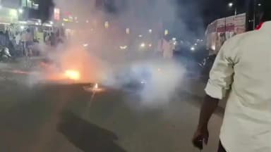 அருப்புக்கோட்டை: புதிய பேருந்து நிலையத்தில் தமிழக வெற்றிக்கழக நிர்வாகிகள் பட்டாசு வெடித்து பொதுமக்களுக்கு இனிப்பு விசில் கொடுத்து மகிழ்ச்சியை வெளிப்படுத்தினர்