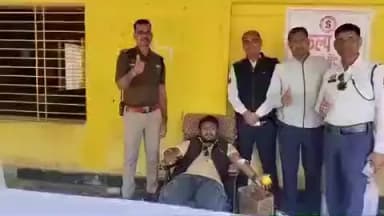 कवर्धा: यातायात पुलिस द्वारा वीर सावरकर भवन में रक्तदान शिविर का आयोजन, 15 रक्तदाताओं ने किया रक्तदान