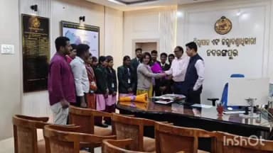 ନବରଙ୍ଗପୁର ପୋଲିସ ଷ୍ଟେସନ: ଏକଲବ୍ୟ ଆଦର୍ଶ ବିଦ୍ୟାଳୟ ର କର୍ମଚାରୀ ଏବଂ ଛାତ୍ର ଛାତ୍ରୀଙ୍କୁ ନିଜ କାର୍ଯ୍ୟାଳୟରେ ସମ୍ବର୍ଦ୍ଧିତ କଲେ ଜିଲ୍ଲାପାଳ